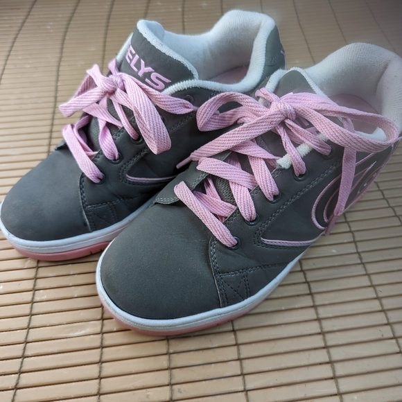 Heelys women's sz 6 gray leather wheel on heel shoes. 66pm - Picture 2 of 8